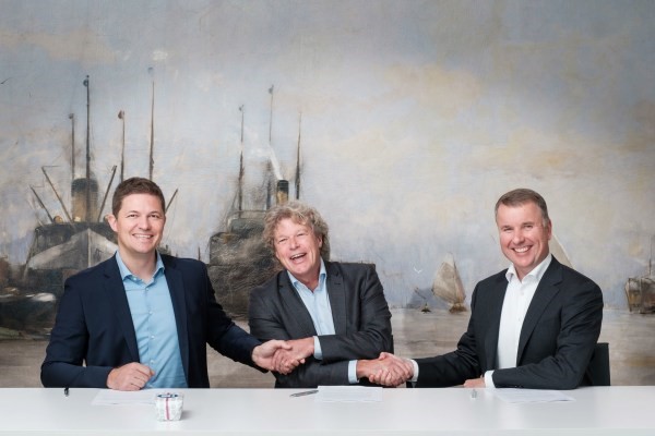 Daniel Teichmann, oprichter en CEO van Hydrogenious, Koen Overtoom, CEO Port of Amsterdam en Ramon Ernst, managing director Evos (Ebbes Fotografie).